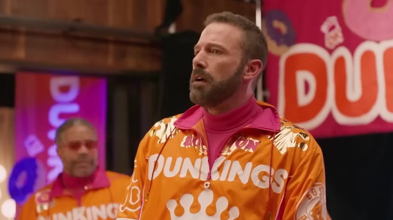 Ben Affleck portant des vêtements DunKings dans DunKings