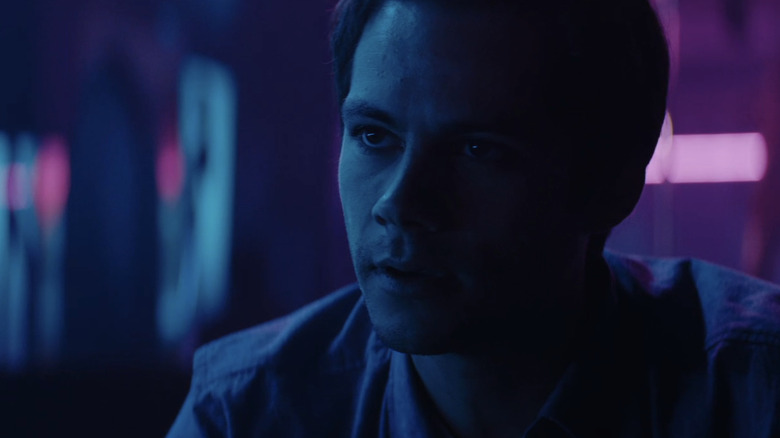 Fred de Dylan O'Brien est vu en gros plan alors qu'il est assis dans un club dans Flashback