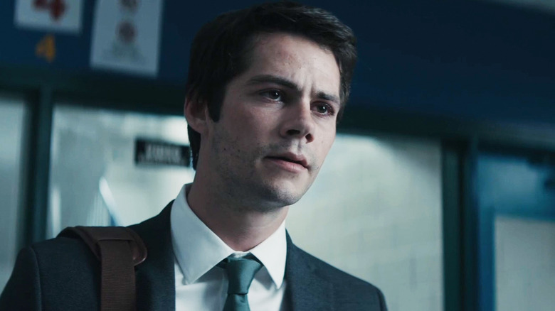 Fred de Dylan O'Brien est vu portant un costume sous un angle faible dans Flashback