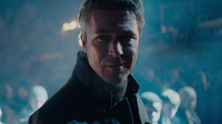Aidan Gillen as Janson smirking ominously in Maze Runner: The Scorch Trials