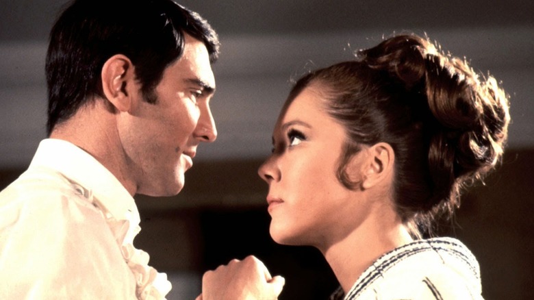 James and Tracy Bond hold hands in On Her Majesty's Secret Service