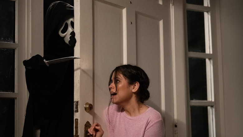 Scream 2022 Tara and Ghostface