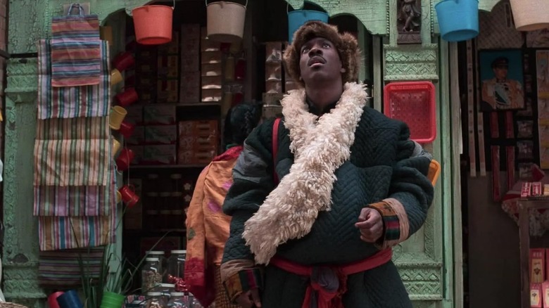 Chandler kijkt omhoog naar de lucht in The Golden Child