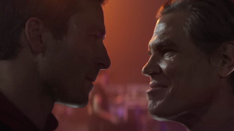 Glen Powell's Ben Richards facing a smiling Josh Brolin as Dan Killian in The Running Mn