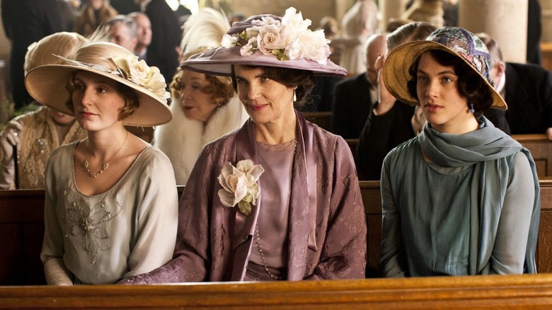 Laura Carmichael, Elizabeth McGovern and Jessica Brown Findlay sitting in church in Downton Abbey