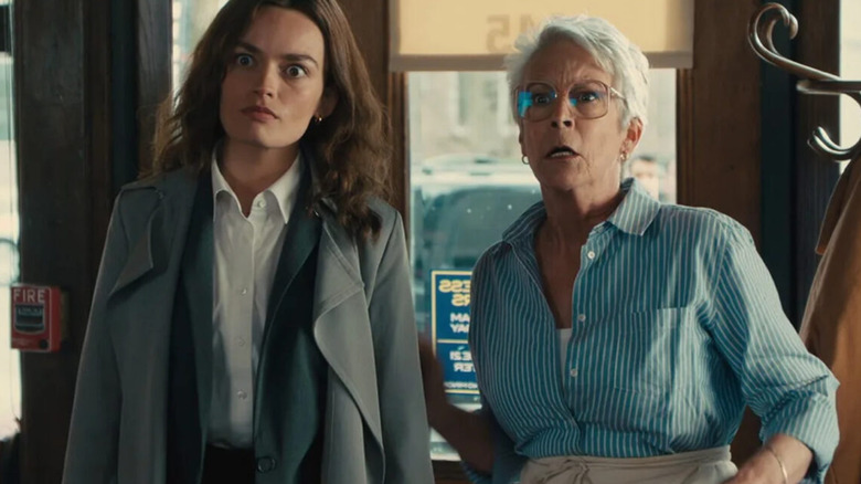 Ella en Helen kunnen niet geloven wat ze in Ella McCay zien