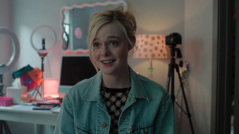 மார்கோ நீல நிற ஜாக்கெட்டை அணிந்து, மார்கோவின் காட் மணி ட்ரபிள்ஸ் குறித்து தலைமுடியை உயர்த்தி பேசும் ஸ்டிக்கர்