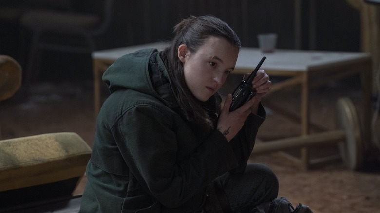 Ellie son sezonun bir bölümünde radyodan dinliyor