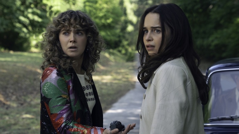 Twila en Bea keken bang naar iets dat buiten een auto op pony's stond