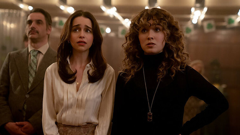 Bea en Twila kijken geschokt naar pony's