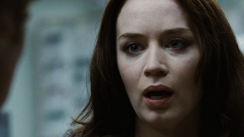 Het meisje van Emily Blunt ziet er bezorgd uit in de close-up in Wind Chill