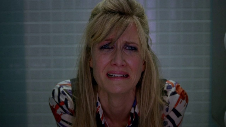 Amy Jellicoe (Laura Dern) Sprinkle e rímel sorriu em seu rosto, em frente ao mar do banho