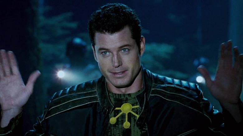 ఎరిక్ డేన్ మల్టిపుల్ మ్యాన్‌గా X-మెన్: ది లాస్ట్ స్టాండ్‌లో వుడ్స్‌లో అధికారులు చుట్టుముట్టారు