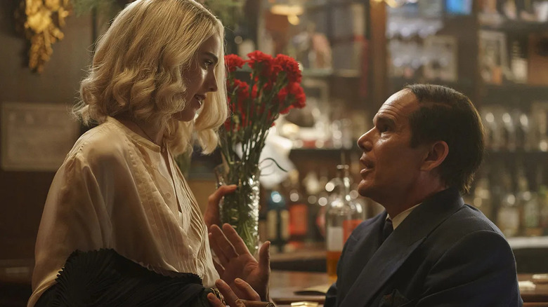 ఎలిజబెత్ వెయిలాండ్‌గా మార్గరెట్ క్వాలీ బ్లూ మూన్‌లో లోరెంజ్ హార్ట్‌గా ఏతాన్ హాక్‌తో మాట్లాడుతున్నారు.