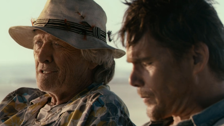 Travis Conrad d'Ethan Hawke est assis à côté de Frank de Rutger Hauer dans 24 heures à vivre