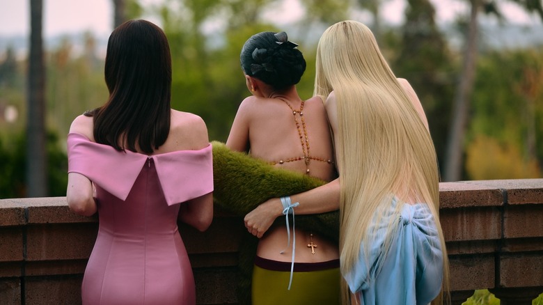 லெக்ஸி மேடியும் ஜூல்ஸும் யூஃபோரியாவில் உள்ள ஒரு பால்கனியில் கேமராவுக்கு முதுகில் நிற்கிறார்கள்