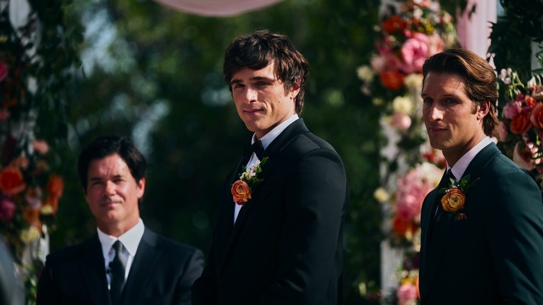 యుఫోరియాలో అతని వెనుక అతని తోడిపెళ్లికూతురుతో నేట్