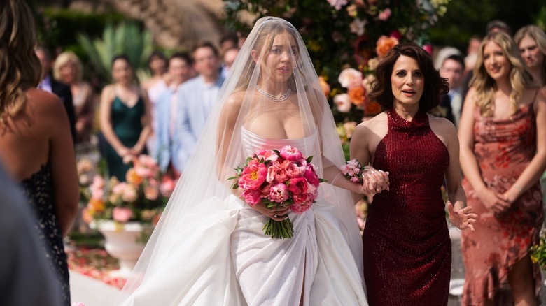 కాస్సీ మరియు సూజ్ యుఫోరియాలో నడవలో నడుస్తున్నారు