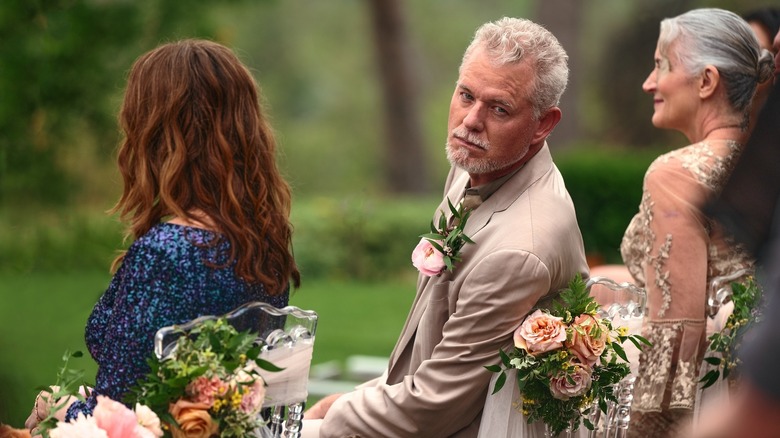 యుఫోరియాలో నేట్ పెళ్లిలో కాల్ తన భుజం మీదుగా చూస్తున్నాడు