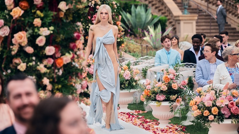 యుఫోరియాలో జరిగిన నేట్ యొక్క వివాహ వేడుకలో జూల్స్ తన సీటు వద్దకు నడవ నడుస్తోంది