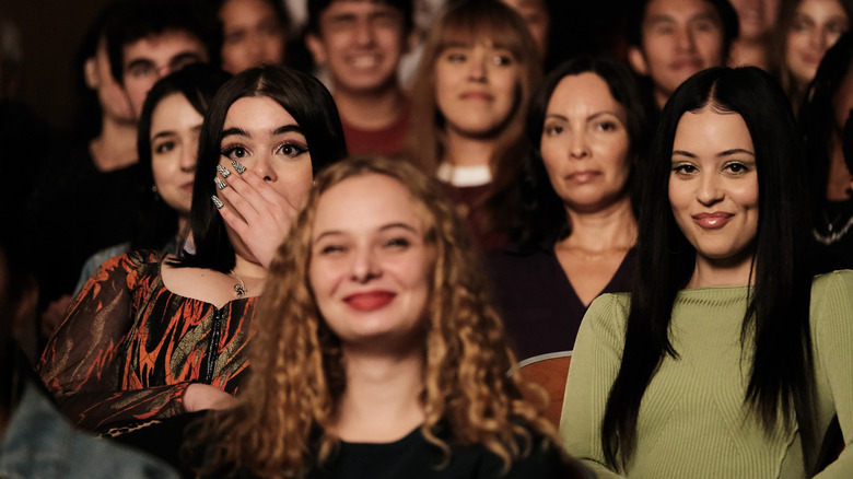 యుఫోరియాలో లెక్సీ నాటకాన్ని చూస్తున్న క్యాట్ మరియు మాడీ