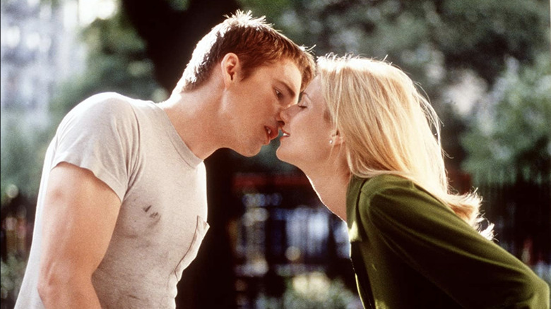 Fin and Estella kissing
