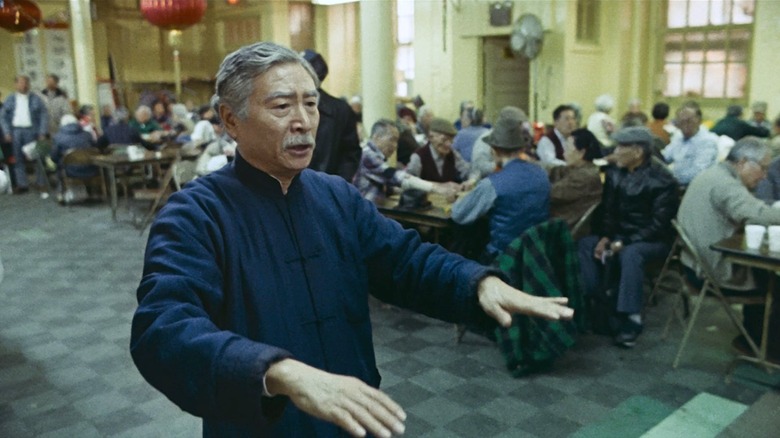 Sihung Lung hands out