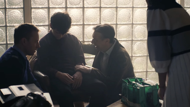 Peter Butler (Craig Parkinson) discovers Stefan (Fionn Whitehead) dead in Black Mirror: Bandersnatch