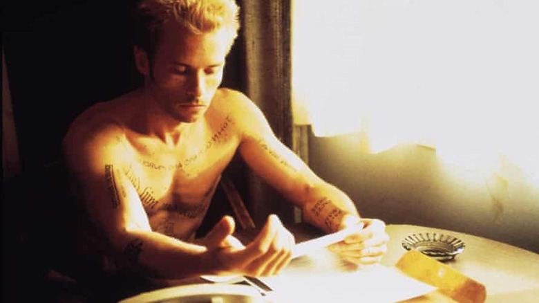 Guy Pearce reads a note