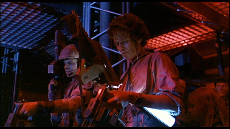 Hudson and Ripley check their motion trackers in Aliens