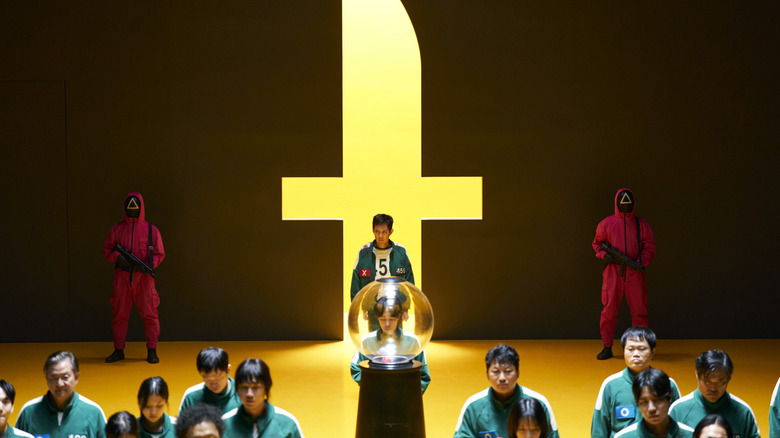 Lee Jung-jae's Seong Gi-hun between two guards on Squid Game