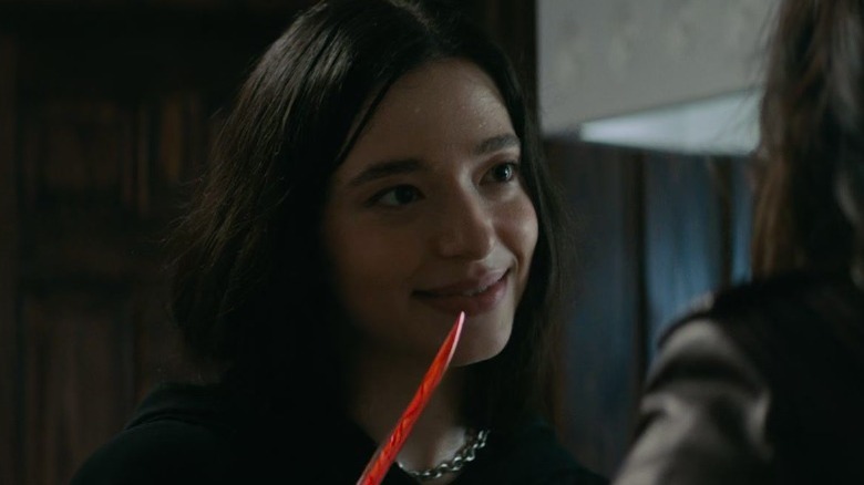 Scream 5 Amber holds a bloody knife