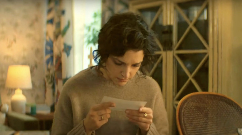 Maria Dębska as Greta Rembiewska, looking at a note on just one look