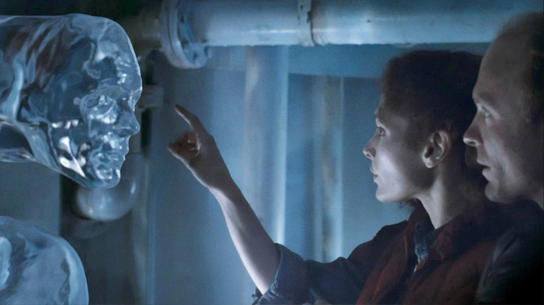Mary Elizabeth Mastrantonio touches water creature The Abyss