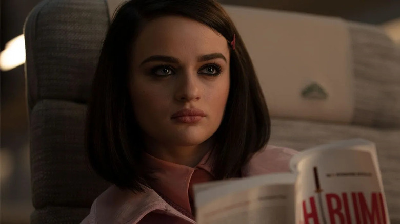 Joey King reading
