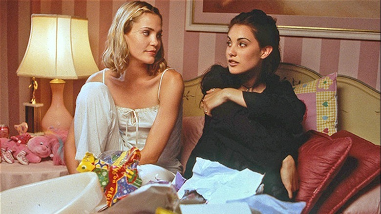 Leslie Bibb and Carly Pope in Popular