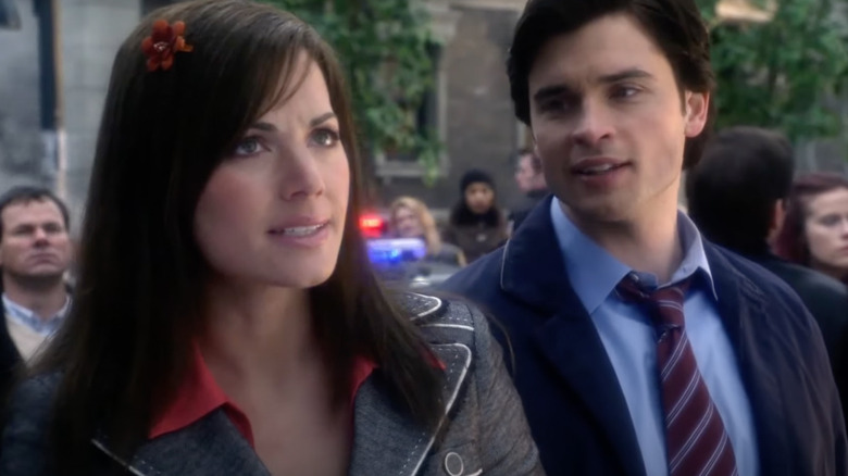 Lois and clark in the street