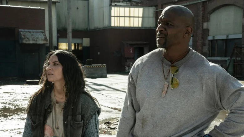 Olivia Munn as Evie and Terry Crews as Joe looking surprised on Tales of the Walking Dead