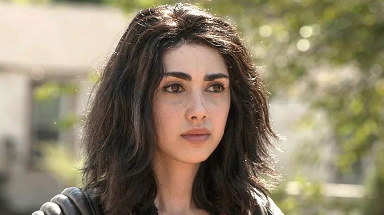 Alexa Mansour as Hope Bennett looking thoughtful on The Walking Dead: World Beyond