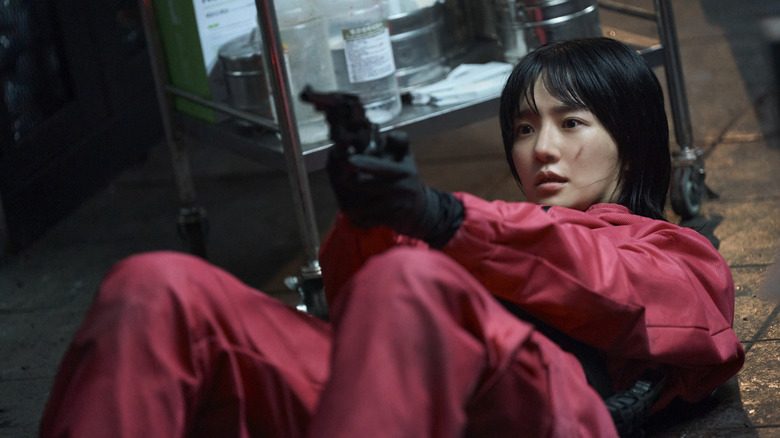 No-eul on her back in her guard uniform with a gun in her hands on Squid Game