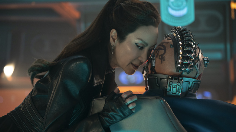 Philippa Georgeiou ameaçando um homem com um moicano de metal em Star Trek