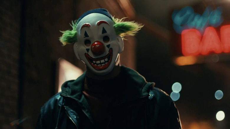 Joker (2019), Joe Chill in clown mask about to kill the Waynes
