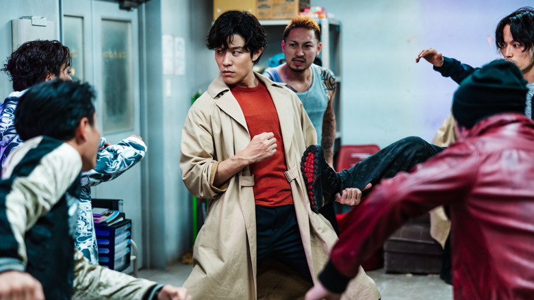 Ryo Saeba is confronted by a group of bad guys in City Hunter