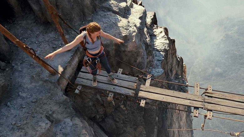 Jax walks carefully across planks in Fall 2: Deadpoint