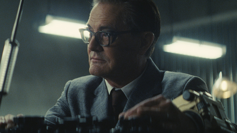 Hank MacLean van Kyle MacLachlan draagt ​​een bril en een pak op Fallout