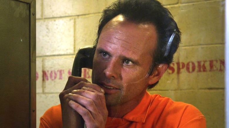 బాయ్డ్ క్రౌడర్ జస్టిఫైడ్‌లో జైలులో ఫోన్‌లో మాట్లాడుతున్నాడు