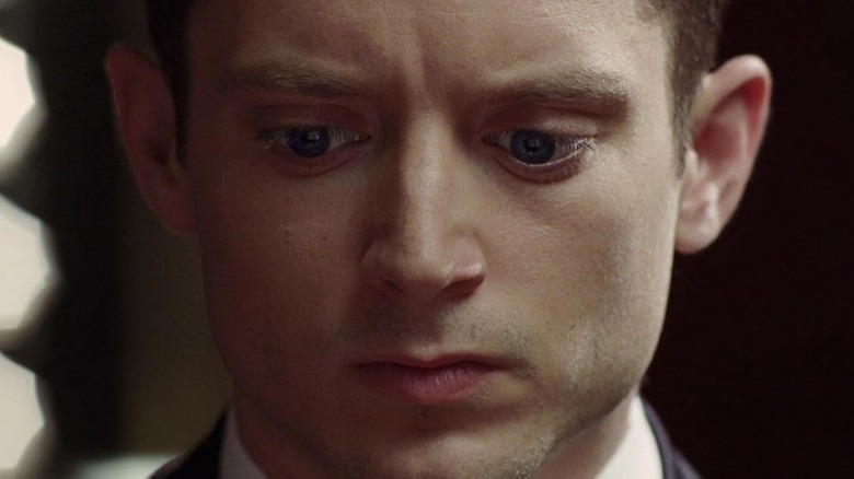 Elijah Wood as Tom Selznick looking worried in Grand Piano