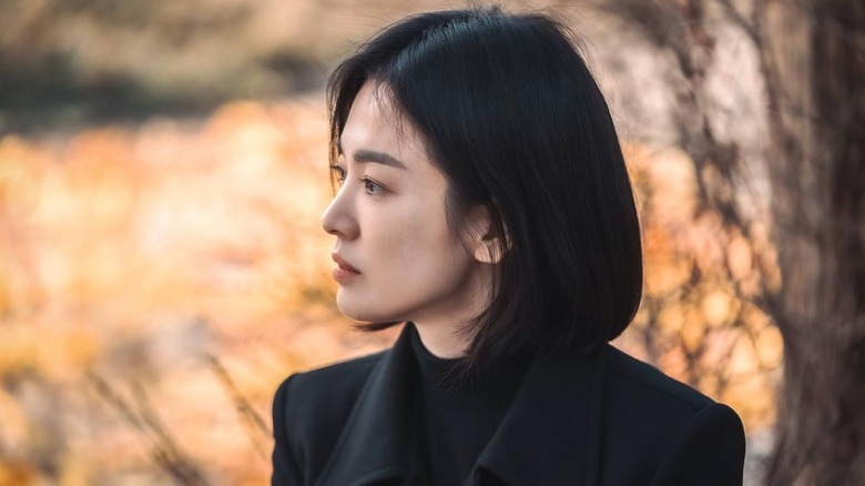 Moon Dong-eun (Song Hye-kyo) staring contemplatively in The Glory