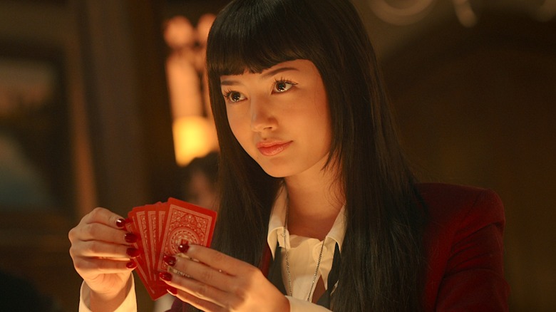 Yumeko pegou várias cartas com as mãos