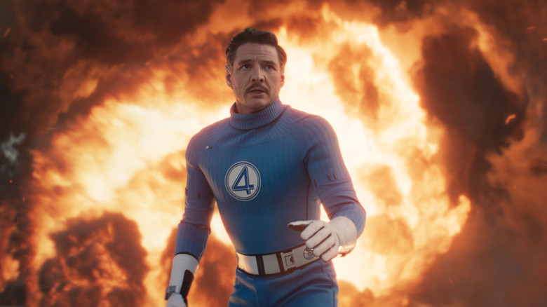 Pedro Pascal como Reed Richards/Mister Fantástico de pie frente a una explosión en los Fantásticos Cuatro: Primeros pasos